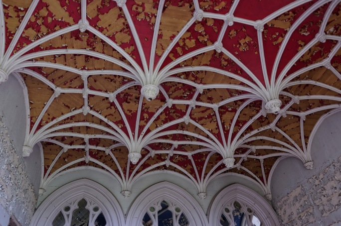 plafond rouge rez-de-chaussée château Miranda
