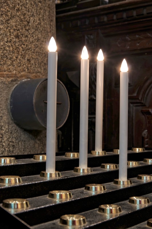 bougies église Notre Dame Lampaul Guimiliau