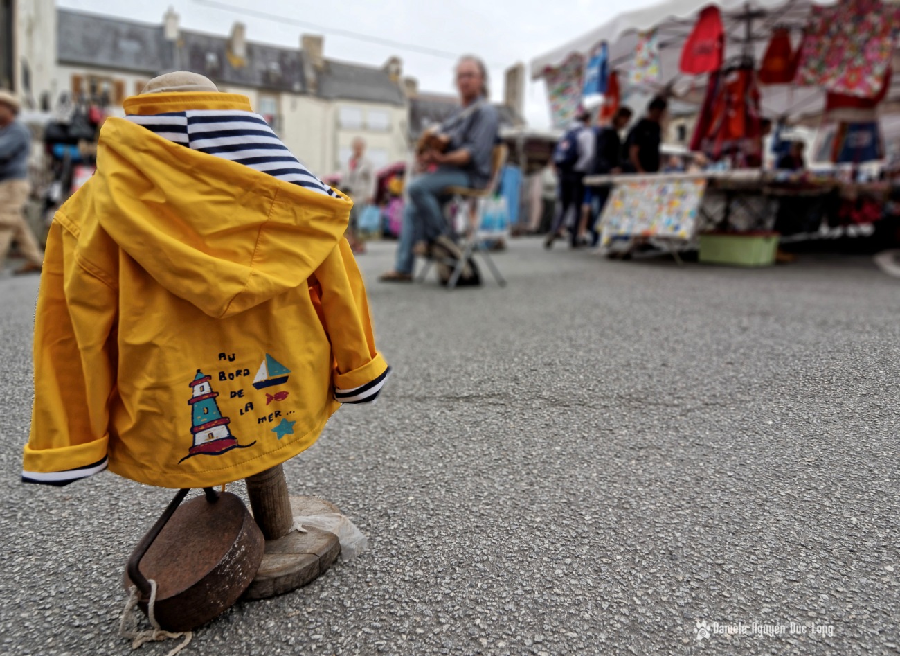 au bord de la mer ciré jaune enfant marché Lesneven, Bretagne, Finistère