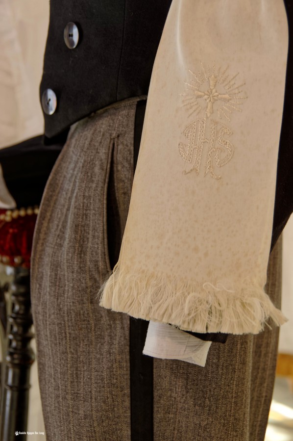 écharpe costume garçon communion, Guissény, Finistère, exposition costumes communion solennelle, 