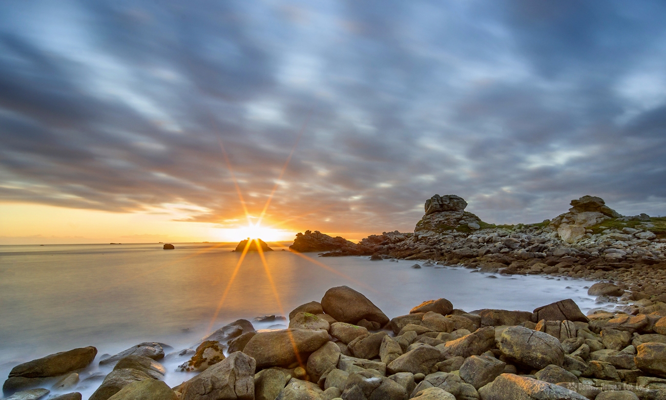 lever de soleil en pose longue sur les rochers de Beg Monon Plouguerneau, Finistère, Bretagne