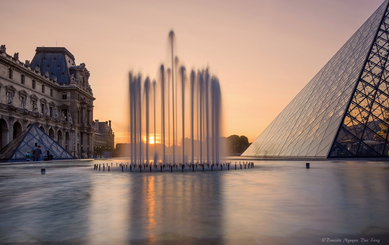 coucher de soleil jet d'eau fontaine Pyramide du Louvre,Pyramide du Louvre, Paris,